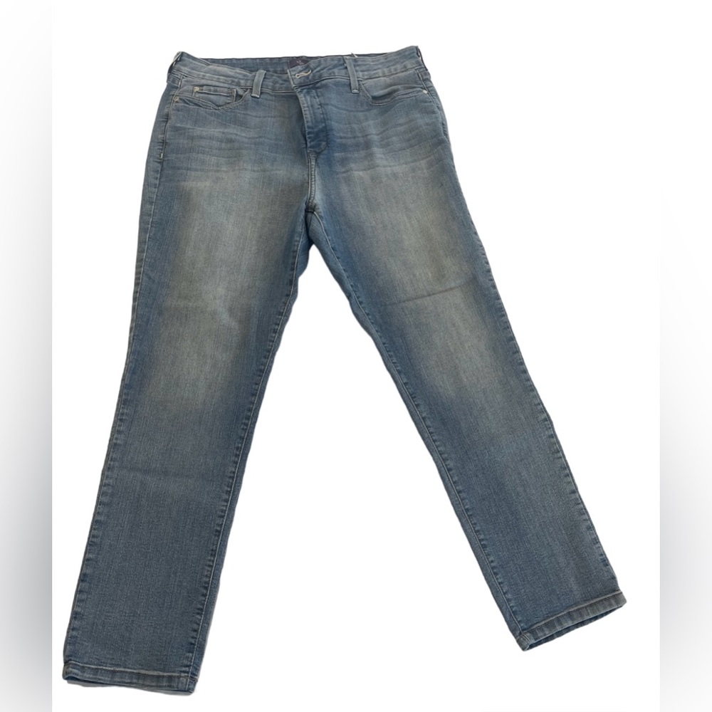 NY DJ Women’s light wash denim. Size 16 lift tuck technology jeans. 27” inseam